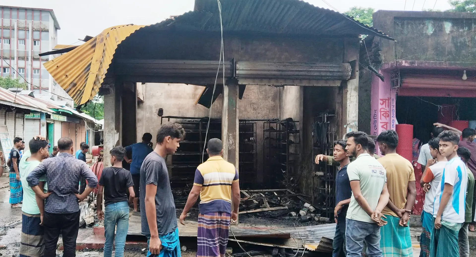 লালমোহনে অগ্নিকাণ্ডে পুড়ে গেছে ৪ ব্যবসাপ্রতিষ্ঠান 